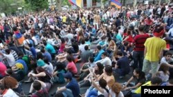 Armenia - Armenians demonstrate on Yerevan's Marshal Bagramian Avenue against a controversial electricity price hike, 26Jun2015.