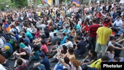 Armenia - Armenians demonstrate on Yerevan's Marshal Bagramian Avenue against a controversial electricity price hike, 26Jun2015.