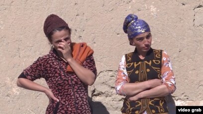 Жастар қарттардың анустарын жалайды