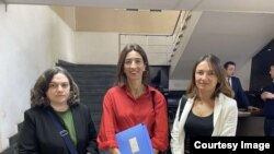 ნინო დოლიძის (ცენტრში) ადვოკატი სასამართლოში იყო ნონა ქურდოვანიძე (მარცხნივ), "ახალგაზრდა იურისტთა ასოციაციის" თავმჯდომარე