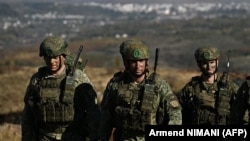 Pjesëtarë të FSK-së gjatë një stërvitjeje ushtarake të zhvilluar në jugperëndim të Kosovës, në tetor të vitit 2025. 