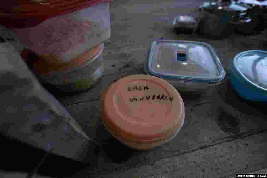 Kuti prej plastike të “Baces” Muharrem, i cili ka bërë porosinë e tij duke i dërguar bukëpjekësit të gjithë materialin e nevojshme për t’i gatuar atij pitalkën e dëshiruar.Muharremi sigurisht se mezi do të presë ta marrë porosinë dhe të ngopet me pitalka pas një dite të gjatë agjërimi.