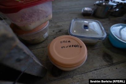 Kuti prej plastike të “Baces” Muharrem, i cili ka bërë porosinë e tij duke i dërguar bukëpjekësit të gjithë materialin e nevojshme për t’i gatuar atij pitalkën e dëshiruar.Muharremi sigurisht se mezi do të presë ta marrë porosinë dhe të ngopet me pitalka pas një dite të gjatë agjërimi.