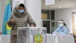 Парламент және мәслихат сайлауына дауыс беріп тұрған адам. Алматы, 10 қаңтар 2021 жыл.