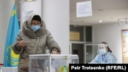 Голосование на одном из избирательных участков в Алматы. 10 января 2021 года.