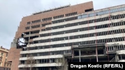 Zgrada Generalštaba koja je godinama bila pokrivena panoom Vojske Srbije. Pano je sklonjen na inicijativu predsednika Aleksandra Vučića. Bio je to njegov odgovor kritičarima projekta koje smatra odgovornim za Kušnerovo povlačenje.