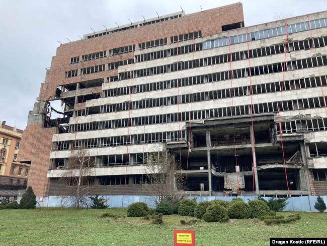 Ndërtesa e Shtabit të Përgjithshëm ishte e mbuluar me reklama të Ushtrisë së Serbisë për vite me radhë, por ato u hoqën me iniciativën e presidentit serb, Aleksandar Vuçiq.