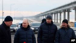 Predsednik Rusije Vladimir Putin (drugi s leva) na Krimskom mostu, 5. decembar 2022.