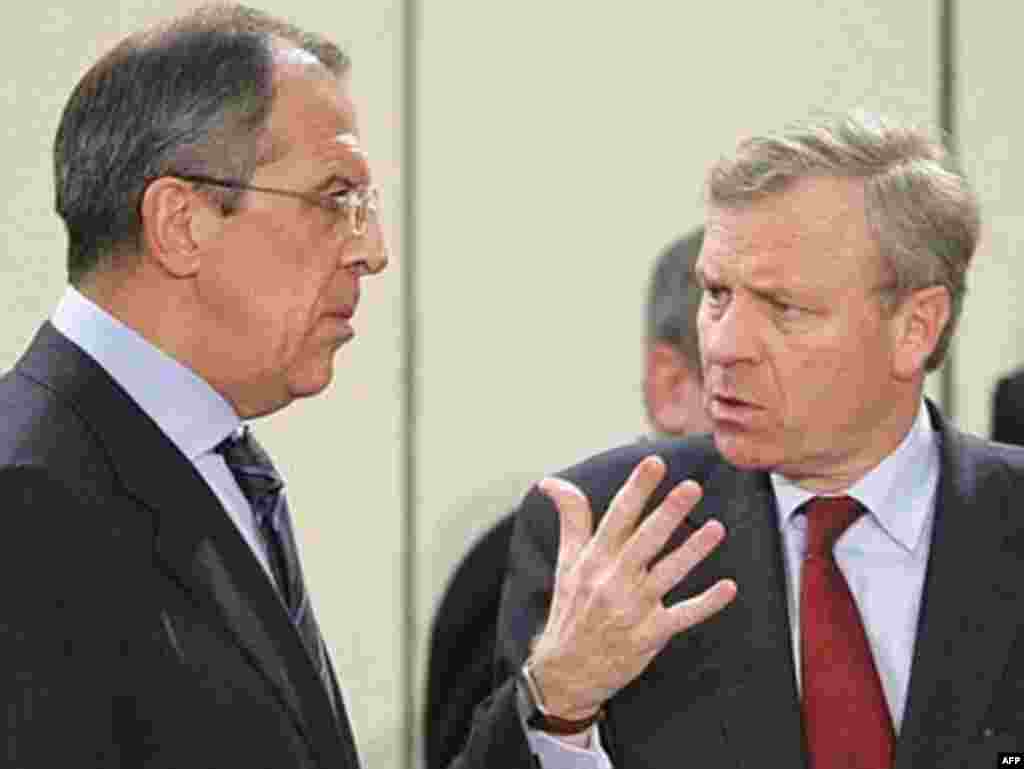 Брюссел, 7 декабр - Сергей Лавров, вазири умури хориҷаи Русия ( аз чап) дар сӯҳбати генерал Яап де Ҳооп Скеффер, котиби генералии НАТО.