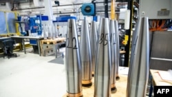 Порожні артилерійські снаряди стоять на виробничій лінії виробника зброї Nammo, 17 січня 2024 року в Рауфоссі, Норвегія