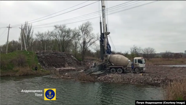 Перекрытие стока реки Кальчик на том месте, где раньше был мост, Мариуполь, апрель 2023 года