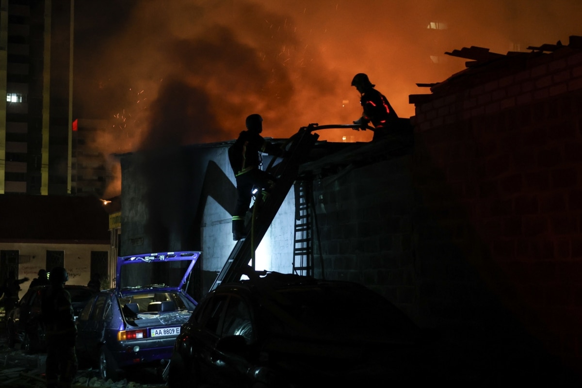 Рятувальники гасять пожежу у Солом’янському районі Києва, що виникла внаслідок ракетно-дронової російської атаки по столці України. 20 серпня 2026 року