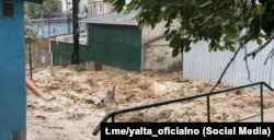 Затопление улицы в поселке Кореиз во время шторма, октябрь 2026 года