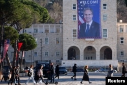 Një pano e vendosur në Tiranë përmes së cilës i urohet mirëseardhja në Shqipëri sekretarit amerikan të Shtetit, Antony Blinken.