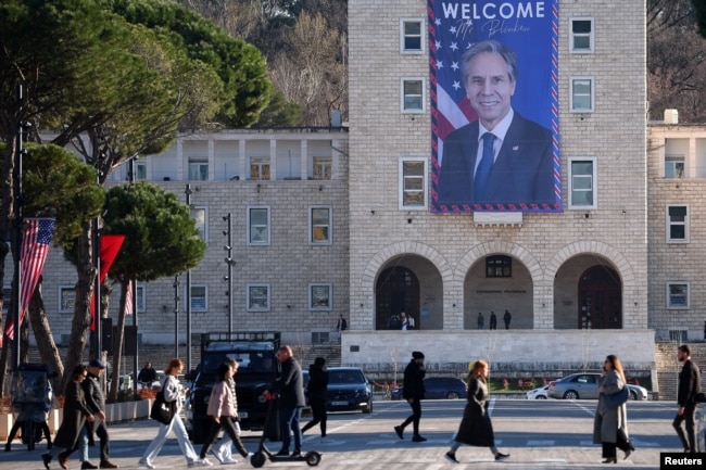 Një pano e vendosur në Tiranë përmes së cilës i urohet mirëseardhja në Shqipëri sekretarit amerikan të Shtetit, Antony Blinken.