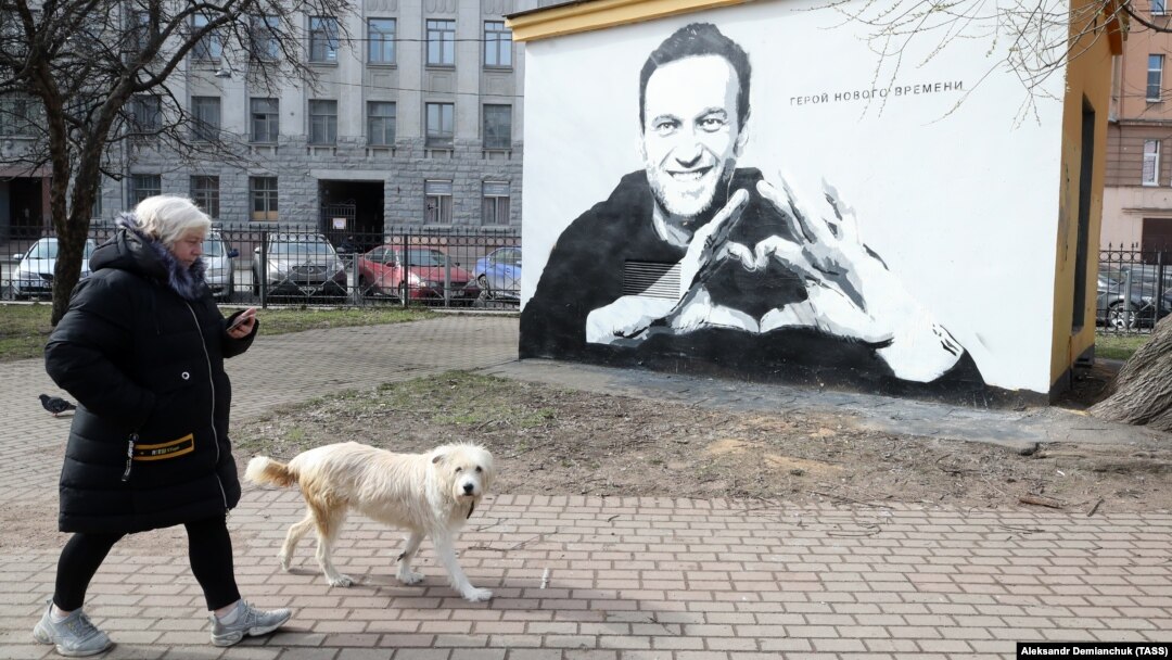 The mural depicting Aleksei Navalny in St. Petersburg was painted over within hours on April 28, witnesses say.