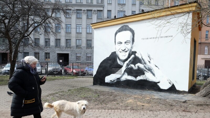 В центре Петербурга появилось граффити с Навальным, но его сразу закрасили
