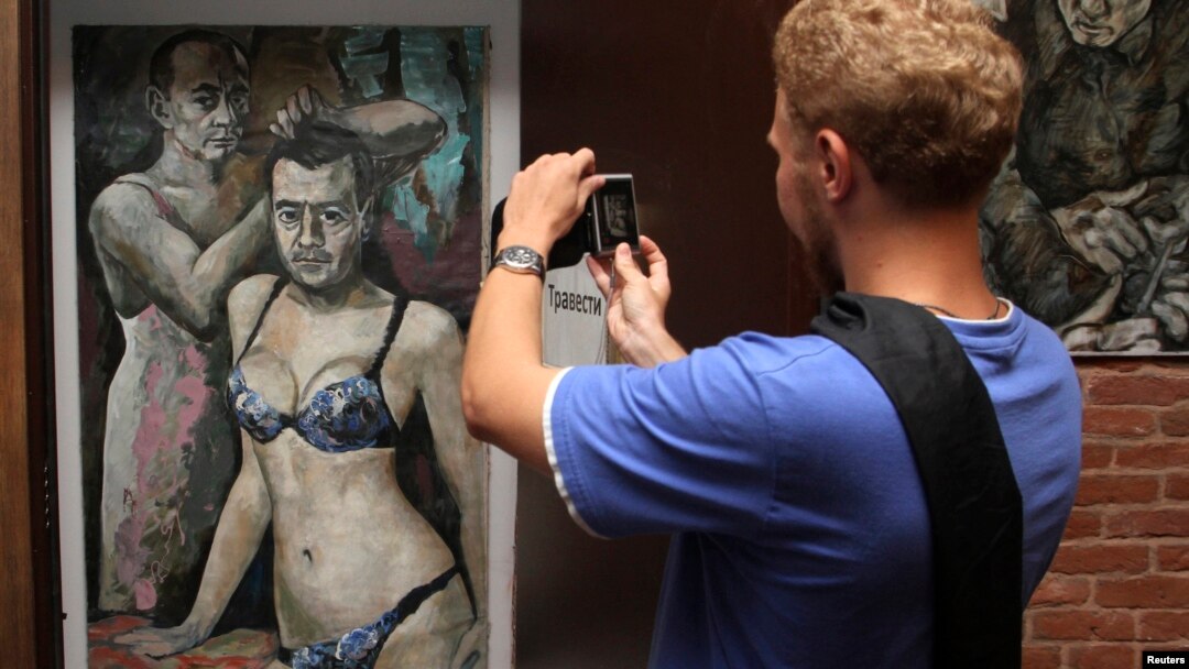 Kiyinish xonasida porno Dildolarga sakrab tushgan odamlarning videolari