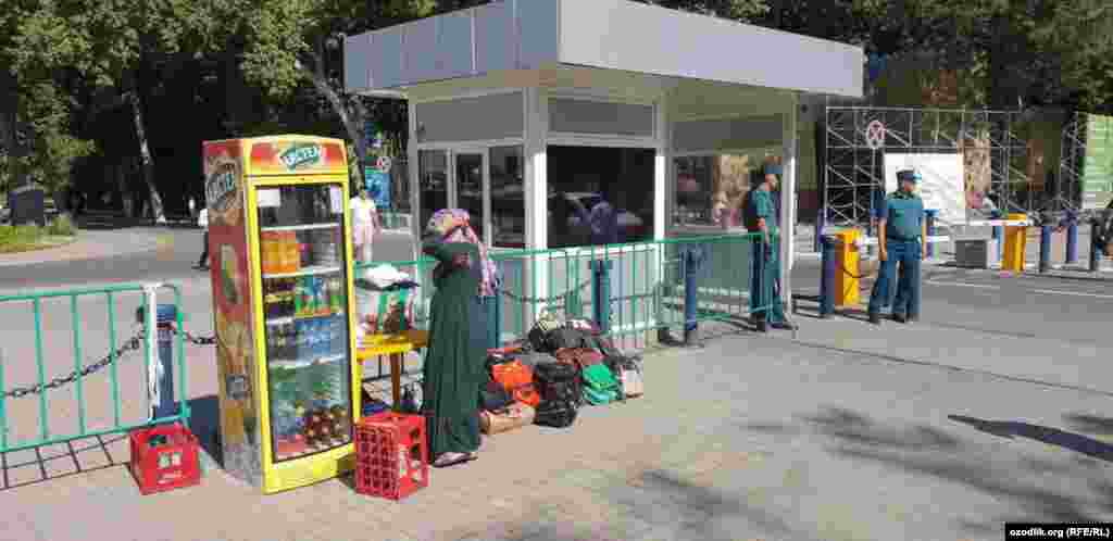 Имтиҳон топширишга ёлғиз келганларнинг сумкалари эгаларини кутмоқда