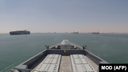 Britaniyanın HMS Duncan eskadra minadaşıyanı iyulun 28-də Süveyş kanalından Fars körfəzinə keçərkən