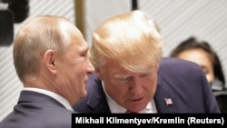 Donald Trump (sağda) Vladimir Putin-lə qısa söhbət edir, APEC sammiti, 11 noyabr, 2017-ci il