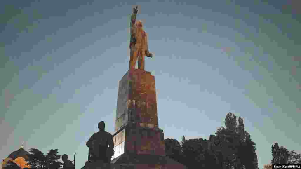 В ста метрах от собора &ndash; наследие советского прошлого, памятник Ленину. С четырех сторон его &laquo;охраняют&raquo; скульптуры рабочих и солдат
