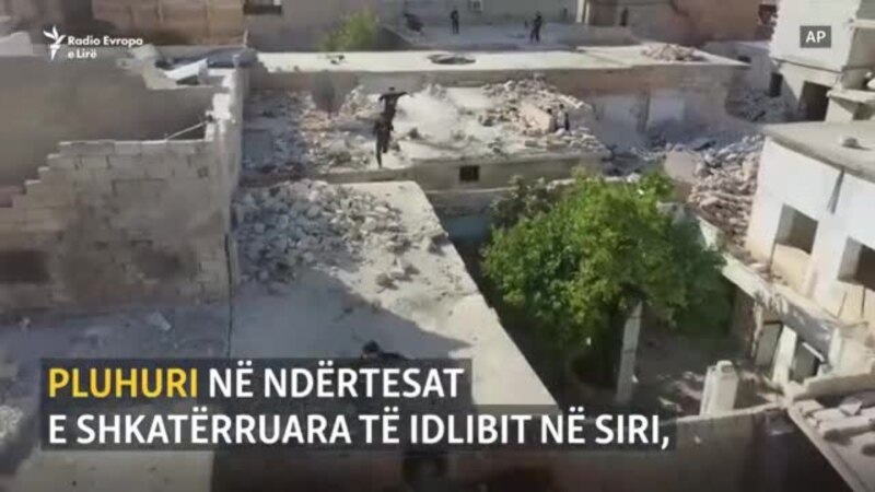 Parkour mbi ndërtesat e shkatërruara në Siri