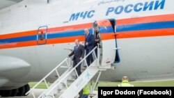 Deputatul Viktor Seliverstov și liderul PSRM, Igor Dodon, coborând din avionul care a adus prima tranșă de vaccinuri „Sputnik V” la Chișinău