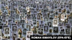 Ադրբեջանցի զինվորները պարզել են Ղարաբաղյան 44-օրյա պատերազմում զոհված ծառայակիցների դիմանկարները 2021 թվականի սեպտեմբերի 27-ին Բաքվում երթի ժամանակ