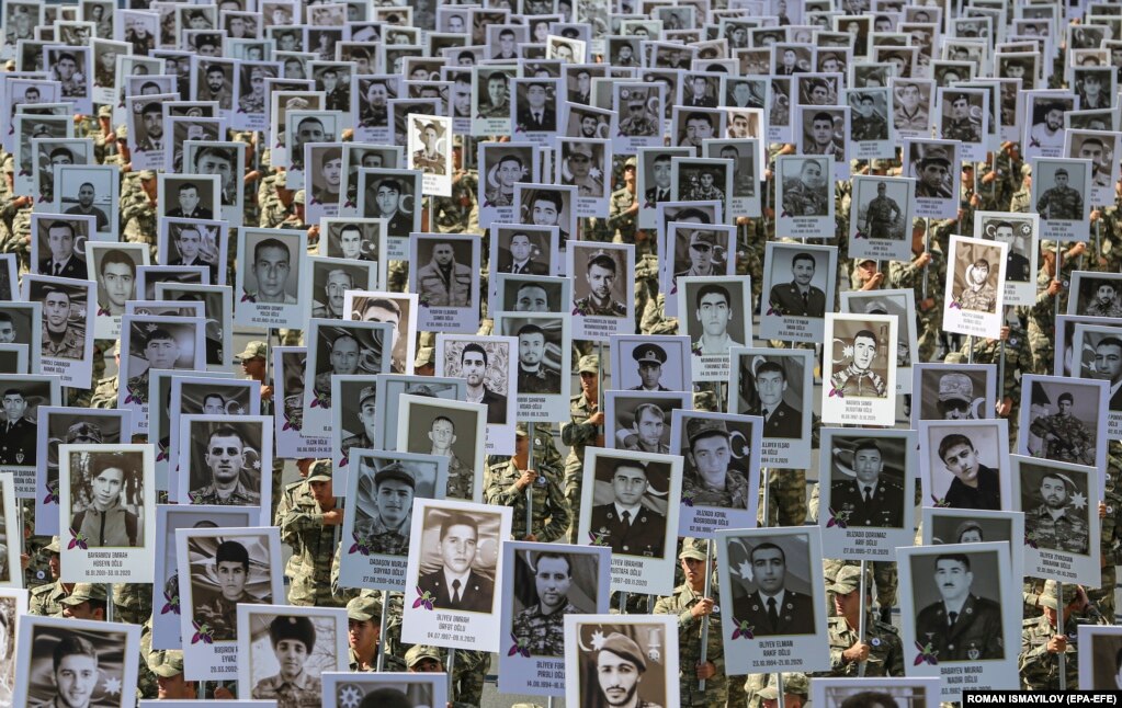 Një numër ushtarësh azerbajxhanas, duke mbajtur portretet e ushtarakëve dhe civilëve të vrarë, gjatë Luftës së Dytë të Karabakut, në një marsh përkujtimor në përvjetorin e fillimit të luftës, në qendër të Bakusë, në Azerbajxhan, më 27 shtator.