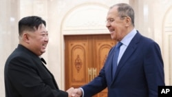 Liderul Coreei de Nord, Kim Jong Un, s-a întâlnit la Phenian cu ministrul rus de Externe, Serghei Lavrov, pe 19 octombrie 2023. 