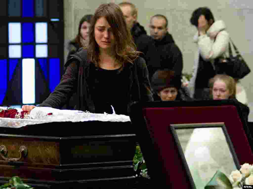 Пахаваньне Анастасіі Бабуравай. Сябры загінулай - Russia – A young woman mourns near the coffin with killed Novaya Gazeta journalist Anastasia Baburova, civil funeral rites, Moscow, 23Jan2009