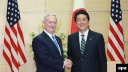 Jim Mattis (solda) və Yaponiyanın baş naziri Shinzo Abe, Tokyo, 3 fevral 2017