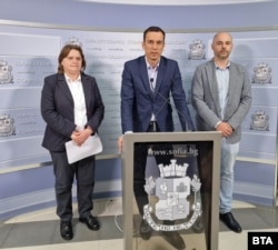  Кметът на София Васил Терзиев (в средата), зам.-кметът по екология Надежда Бобчева и шефът на Столичния инспекторат Николай Неделков 