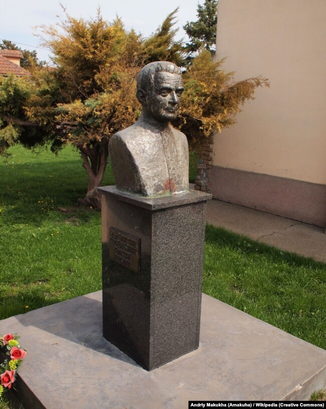 Пам'ятник Гавриїлу Костельнику біля собору на його батьківщині. Руський Керестур (Сербія)