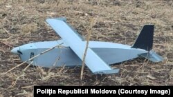 De la începutul războiului din Ucraina, au fost raportate peste 20 de cazuri de violare a spațiului aerian de către drone sau rachete rusești. În imagine: o dronă depistată lângă Coșernița, raionul Criuleni, aflată la circa 26 de km de Chișinău, noiembrie 2024.