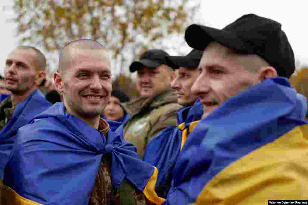 Також, за словами Лубінця, вперше за тривалий час повернули велику кількість бійців «Азову» та одного військовослужбовця «Айдару». Наймолодшому звільненому 24 роки, найстаршому – 63