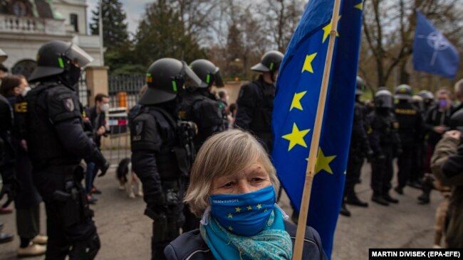 Të dielën, më 18 prill, disa qytetarë çekë protestuan para Ambasadës ruse në Pragë, pas zbulimit të autoriteteve se operativë të dyshuar të inteligjencës ruse qëndrojnë prapa një sulmi vdekjeprurës, në një depo armësh në Çeki.