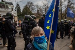 Manifestație la Praga în fața ambasadei Rusiei.