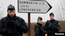 Французские полицейские оцепили промышленную территорию, где предположительно Саид и Шериф Куаши держали заложника. Даммартэн-ан-Гоэль, 9 января 2015 года. 