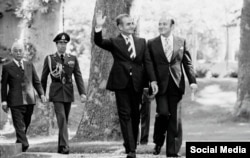 Бывший шах Ирана Мохаммед Реза Пехлеви (слева на переднем плане)