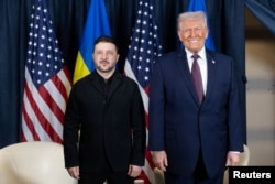 Володимир Зеленський і Дональд Трамп. Президенти України і США зустрілися у Давосі і розмовляли майже годину. 22 січня 2026 року