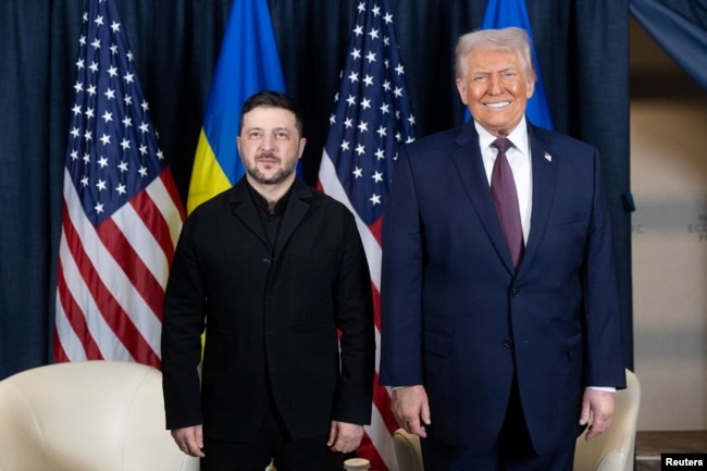 Володимир Зеленський і Дональд Трамп. Президенти України і США зустрілися у Давосі і розмовляли майже годину. 22 січня 2026 року