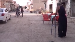 Banorët rikthehen në qytetin e shkatërruar sirian