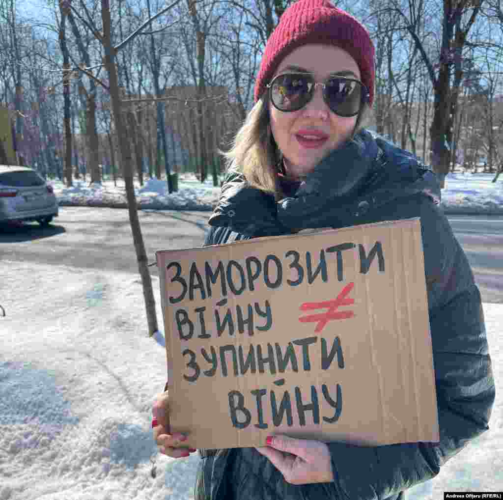 Elena e de la final de februarie 2022 la București, după ce părinții ei care locuiau în Nikolaev au venit în România.A venit din Kiev împreună cu copiii ei, de care are grijă și îi duce la școală. Soțul ei e la Kiev, unde are un job la o instituție de stat.„Azi am vorbit cu soțul meu care mi-a zis că și azi-noapte au dat cu drone, nu au curent. Situația nu e deloc bună acolo”, spune Elena.