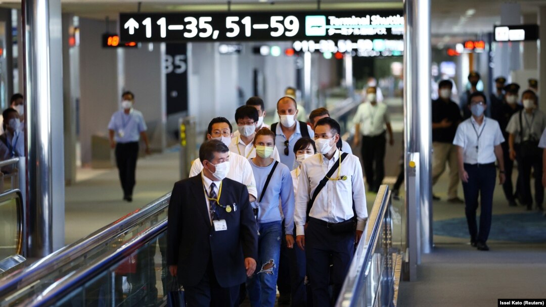 Kristina Țimanovskaia a fost păzită de autoritățile nipone până la îmbarcarea în zborul spre Viena. 4 august 2021, Aeroportul Narita.