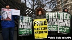 روز یکشنبه تجمعی  در اعتراض به بازداشت مرضیه هاشمی مقابل سفارت سوئیس در تهران برگزار شد.