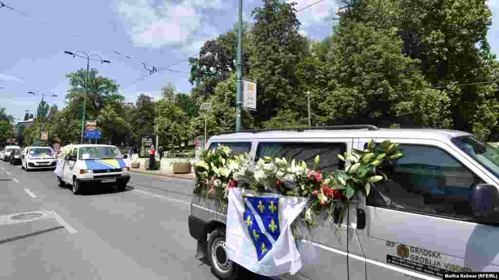 Kolona kombija s posmrtnim ostacima srebreničkih žrtava zaustavila se nekoliko puta do Potočara, kao i ispred zgrade Predsjedništva BiH u Sarajevu, gdje su im građani odali počast.