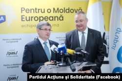 Președintele partidului de guvernare PAS, Igor Grosu (stânga), și Nicolae Ciucă, președinte al Senatului din România și președinte al PNL, susțin o conferință de presă la Chișinău pe 11 noiembrie 2024.