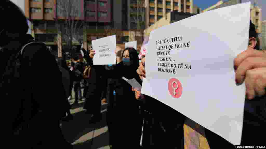 Përmes këtij shkrimi kërkohet që gratë mos të heshtin. Sipas organizatoreve të këtij marshi, burrat do të ushtrojnë dhunë e terror mbi gratë, për sa kohë që nuk ç&#39;rrënjoset &quot;sistemi patriarkal, i cili na shtyp e vret&quot;.&nbsp; &nbsp;